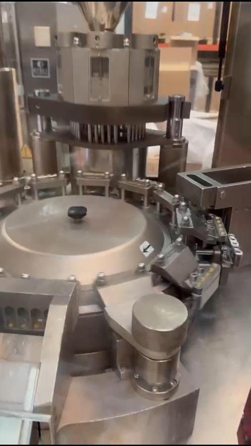 Usado Llenadora cerradora de capsulas Sejong 