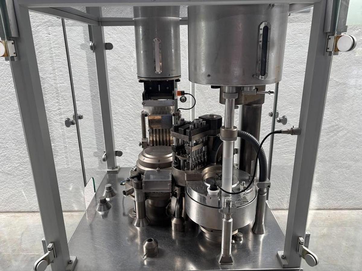 Usado A Llenadora y cerradora de capsulas Zanasi ZAN 40 F