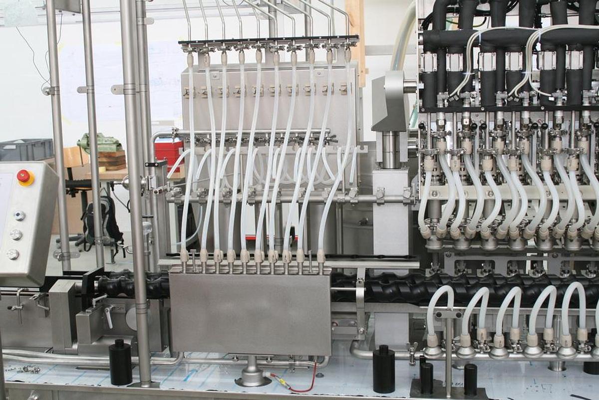 Usado A Lavado/esterilización/llenado/taponado de botellas Bausch & Ströbel