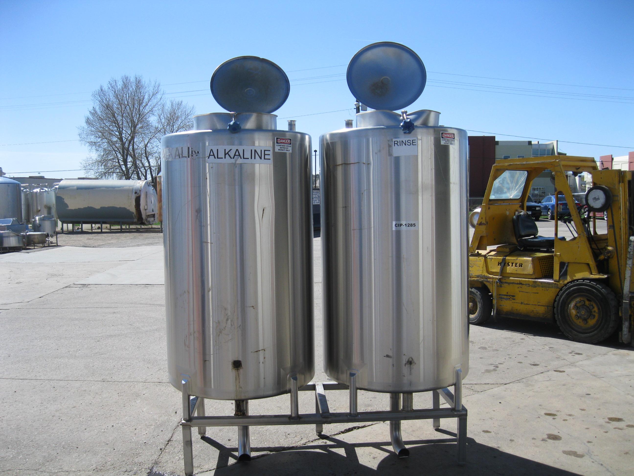 Usado 2 TANK CIP SKID. WITH 280 GAL TANKS, SOLID TOP WITH MANHOLES