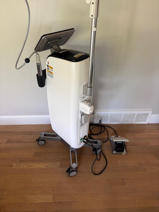 Used 2019 Lutronic Genius RF Microneedling W/ GeniusM HP ~ Very low shots ~ Warranty ~