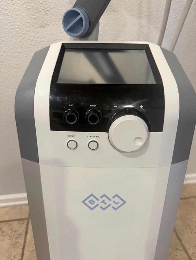 Used 2015  Vanquish ME(Maximum Energy) RF System w/ Abdomen and Thigh Applicator