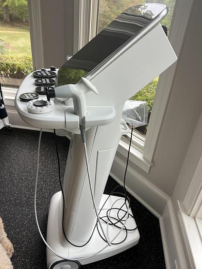 Used Lumenis NuEra Tight ~ 2023 ~ Three handpieces ~ Excellent condition ~ Warranty ~