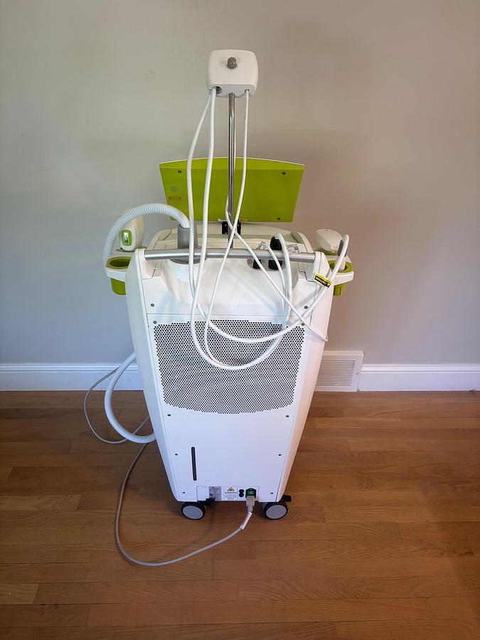 Used 2017 Venus Concepts Versa w/ 6 Hand pieces, Viva, Diamond, Octipolar, Hair removal, Skin Rejuvenation