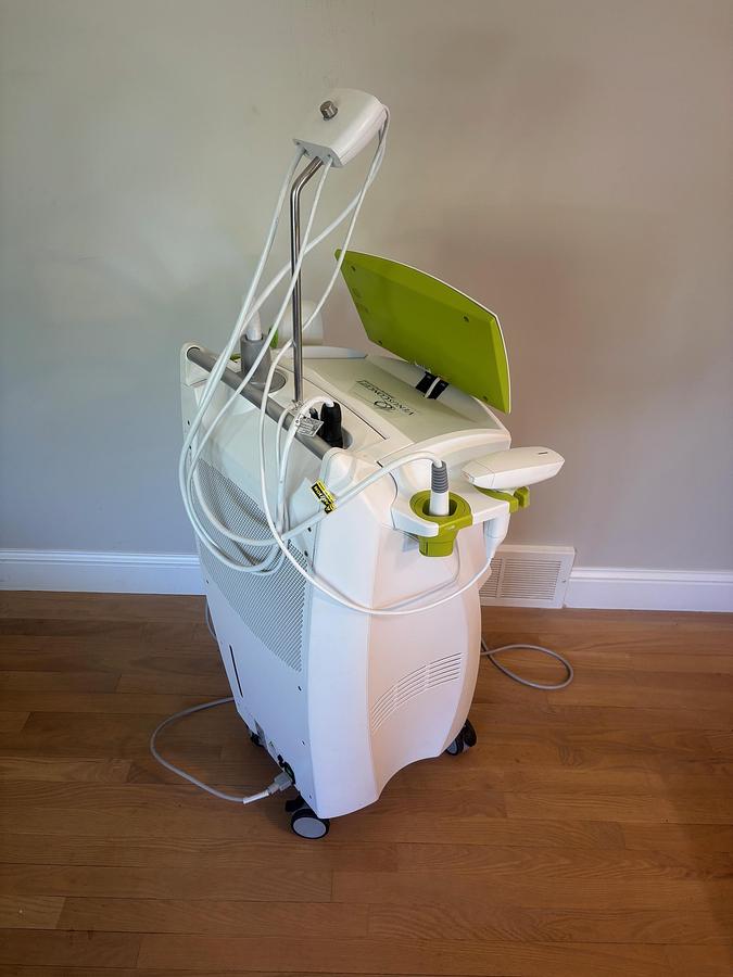Used 2017 Venus Concepts Versa w/ 6 Hand pieces, Viva, Diamond, Octipolar, Hair removal, Skin Rejuvenation