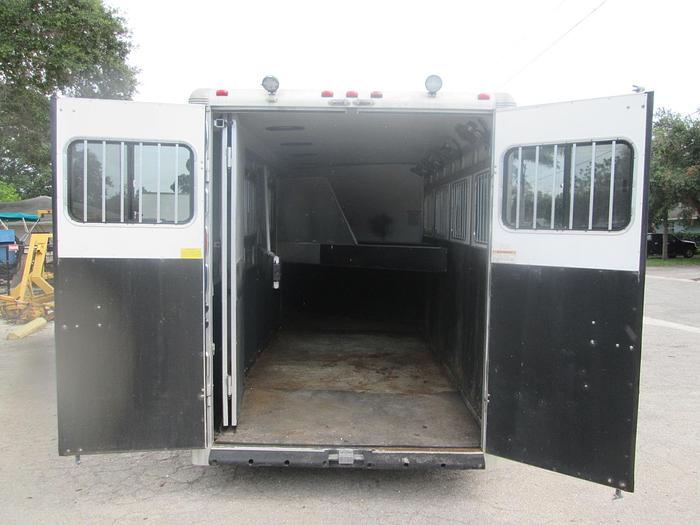 Used 2009 Sundowner 3 Slant Horse Trailer