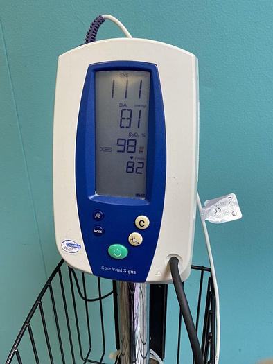 Used Welch Allyn Spot Vital Signs Monitor auf Trolley mit Fingersensor, Manschette, SpO2
