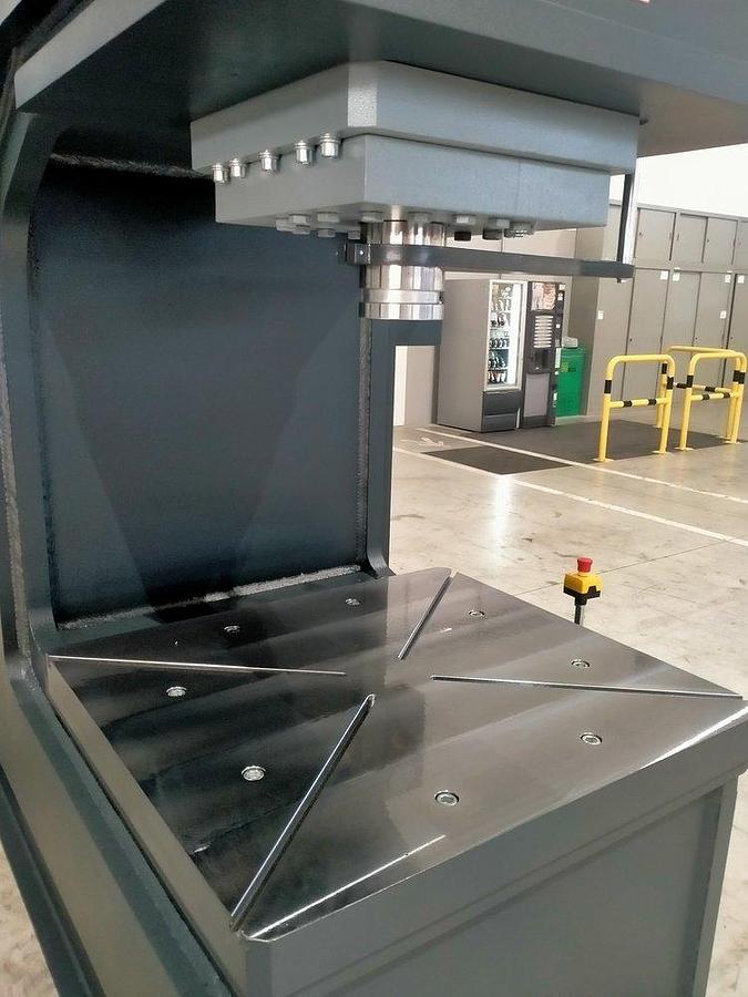 PCR-serie: Hydraulische C-frame pers voor pers- en richtwerk.