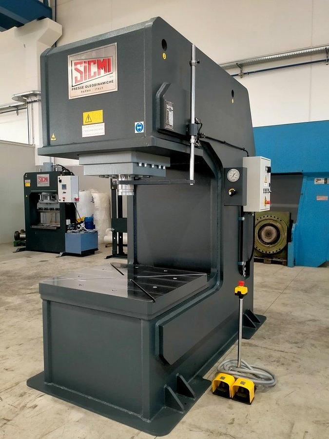 PCR-serie: Hydraulische C-frame pers voor pers- en richtwerk.