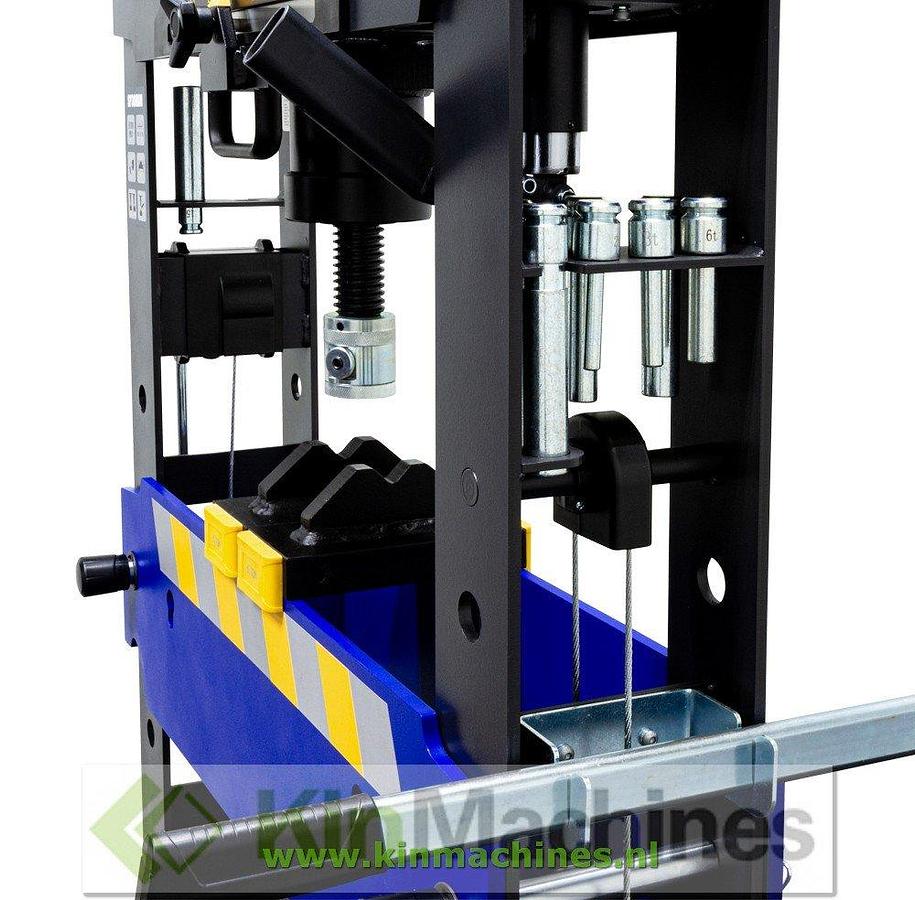 Werkplaatspers Mammuth 30 Ton, hand + pneumatisch bediend.