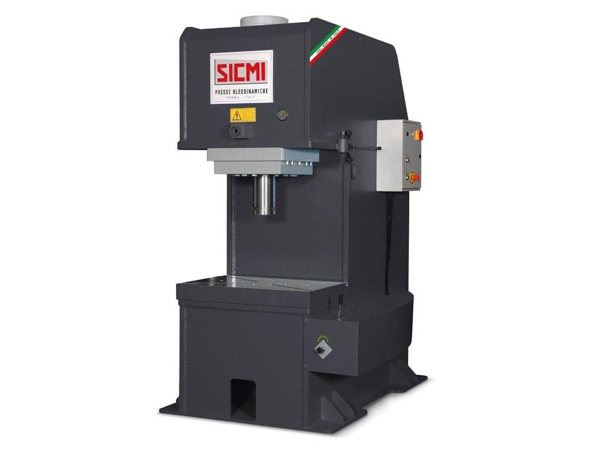 PCR Series: Hydraulic C-frame press for press and straightening work.