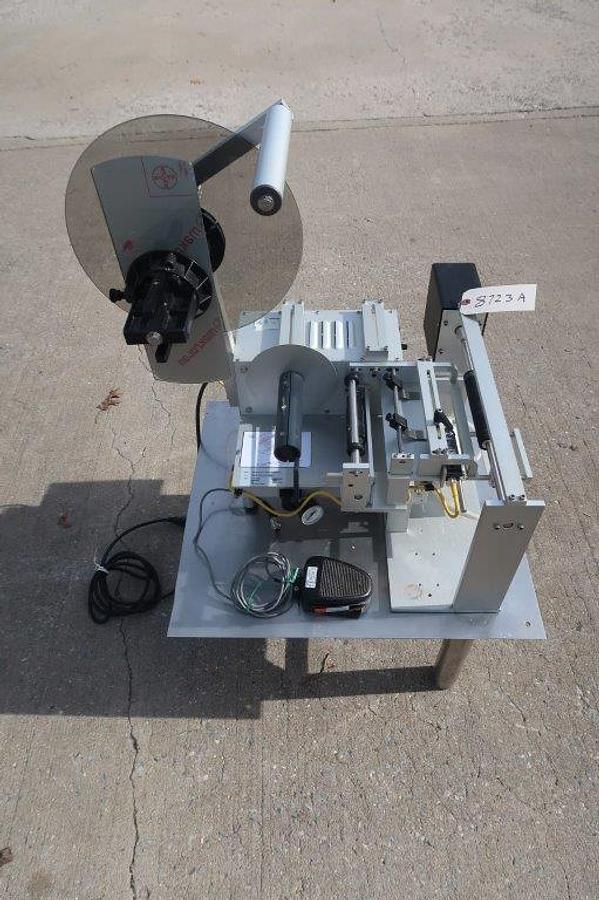 Used Universal R-310 Tabletop Semi-Automatic Pressure Sensitive Spot/Wraparound Labeler