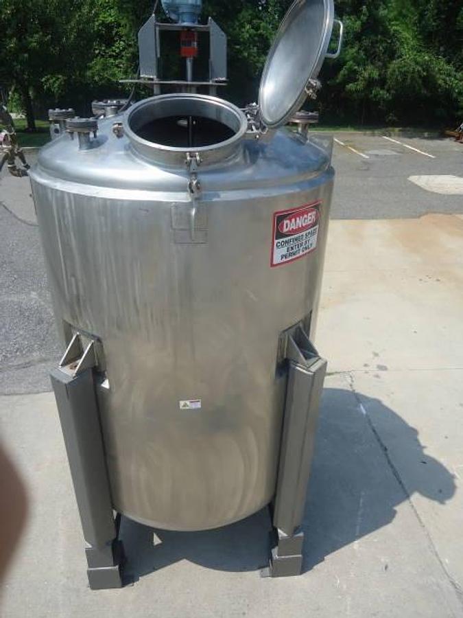 Used 1,000 Gallon Mueller Stainless Steel Closed Vertical Tank, 110  Psi Jacket