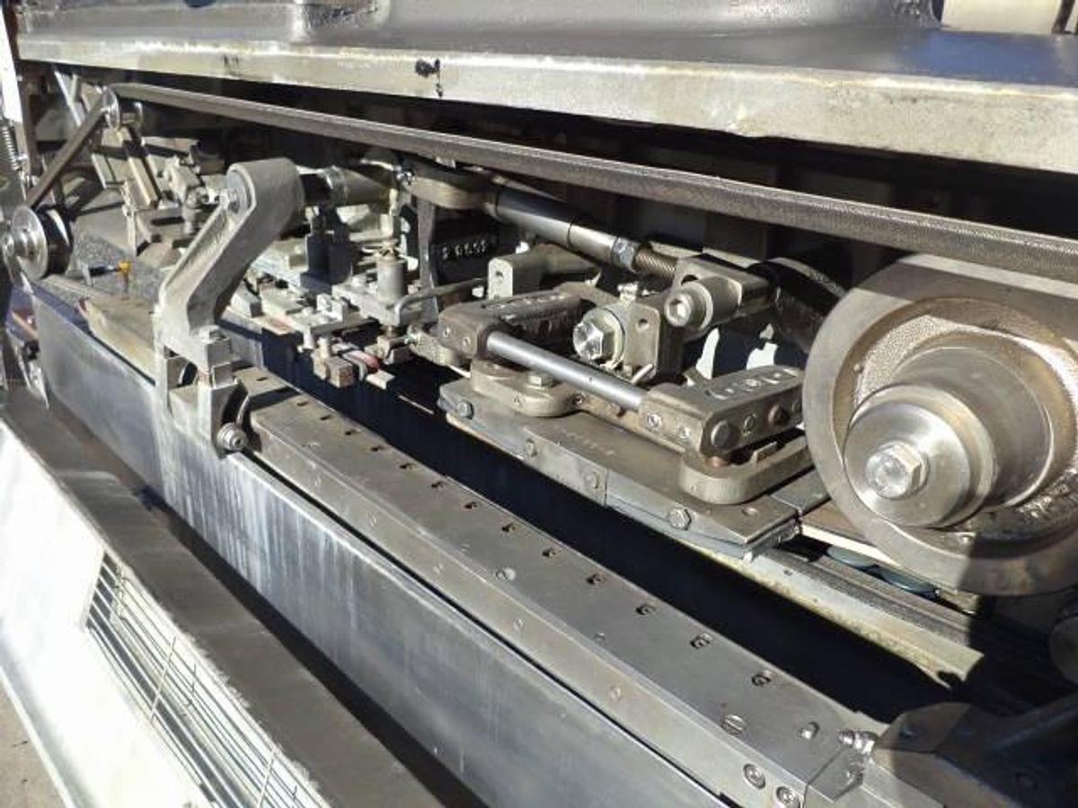Used Crown 4LH High Speed Straight Line Vacuum Sealing Machine, 38mm  Diameter Caps