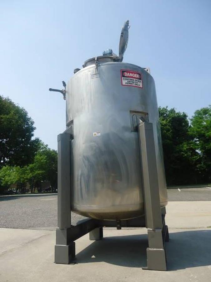 Used 1,000 Gallon Mueller Stainless Steel Closed Vertical Tank, 110  Psi Jacket