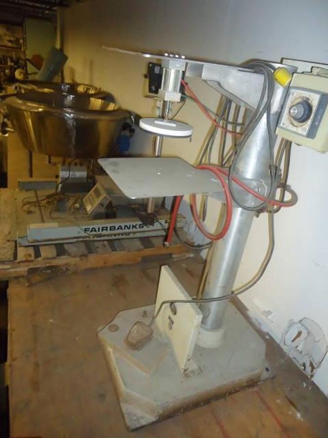 Used Pneumatic semi-automatic lid press