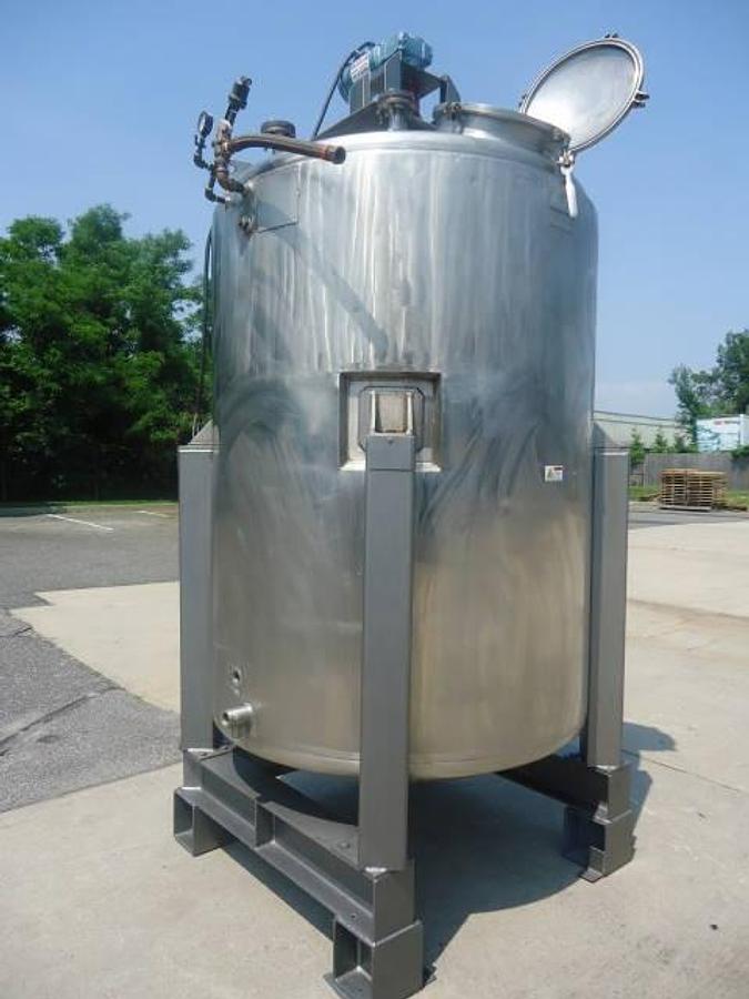 Used 1,000 Gallon Mueller Stainless Steel Closed Vertical Tank, 110  Psi Jacket