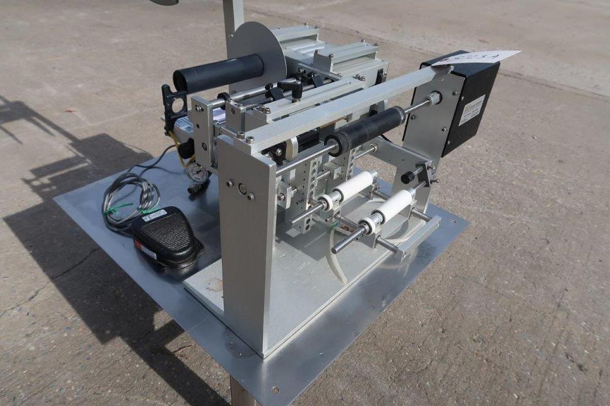 Used Universal R-310 Tabletop Semi-Automatic Pressure Sensitive Spot/Wraparound Labeler