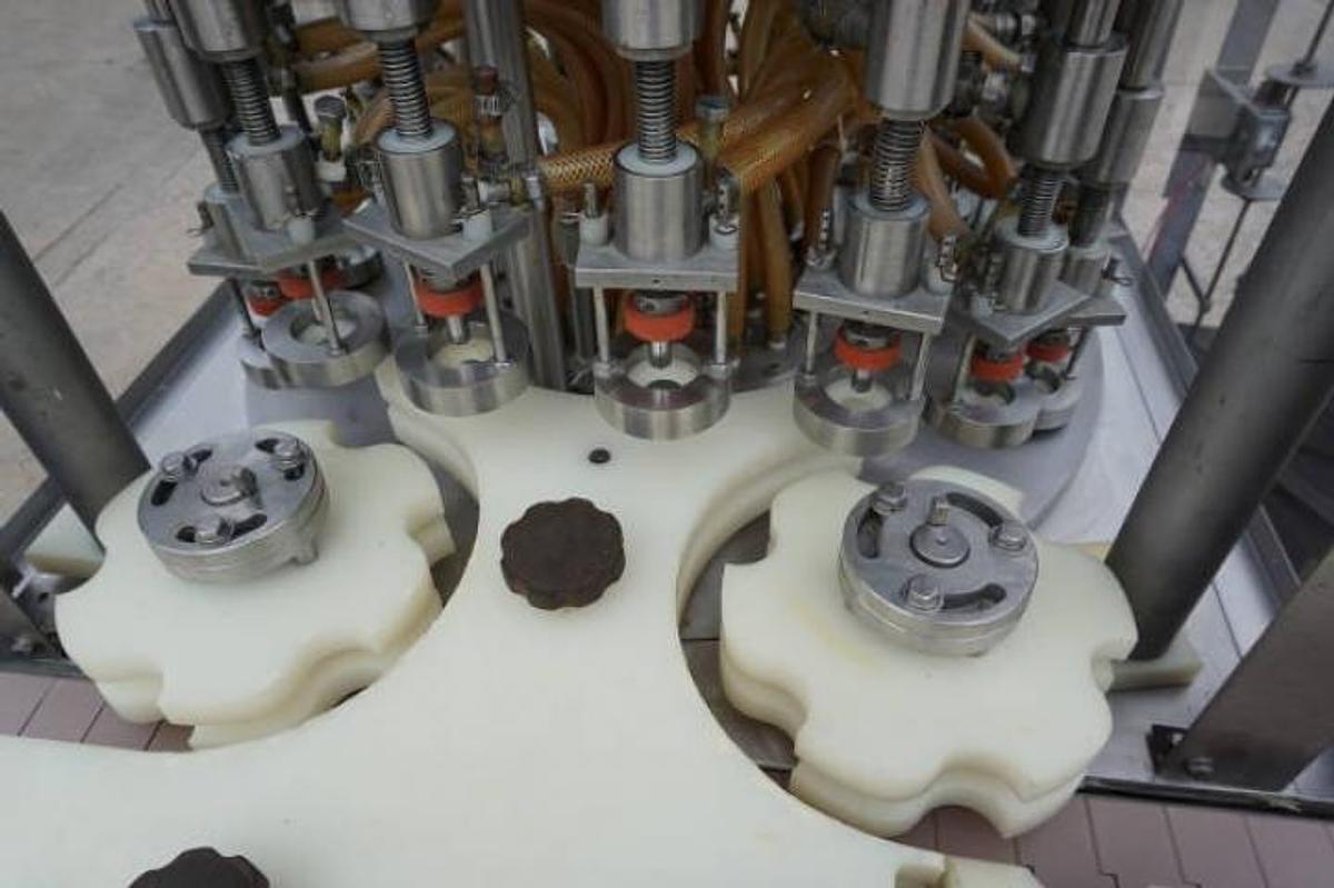 Used 18 Head Rotary Pressure Gravity Liquid Filling Machine