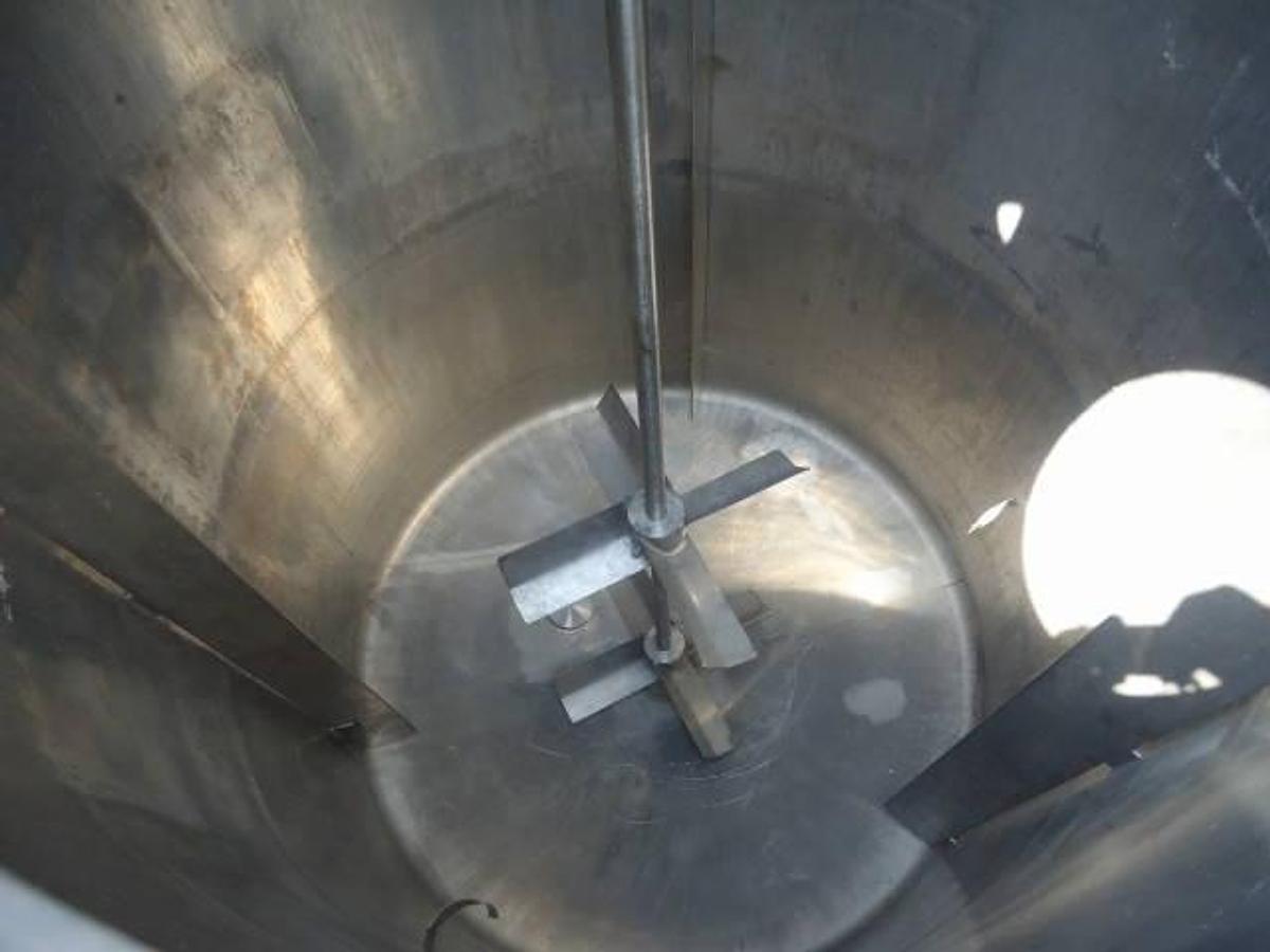Used 1,000 Gallon Mueller Stainless Steel Closed Vertical Tank, 110  Psi Jacket
