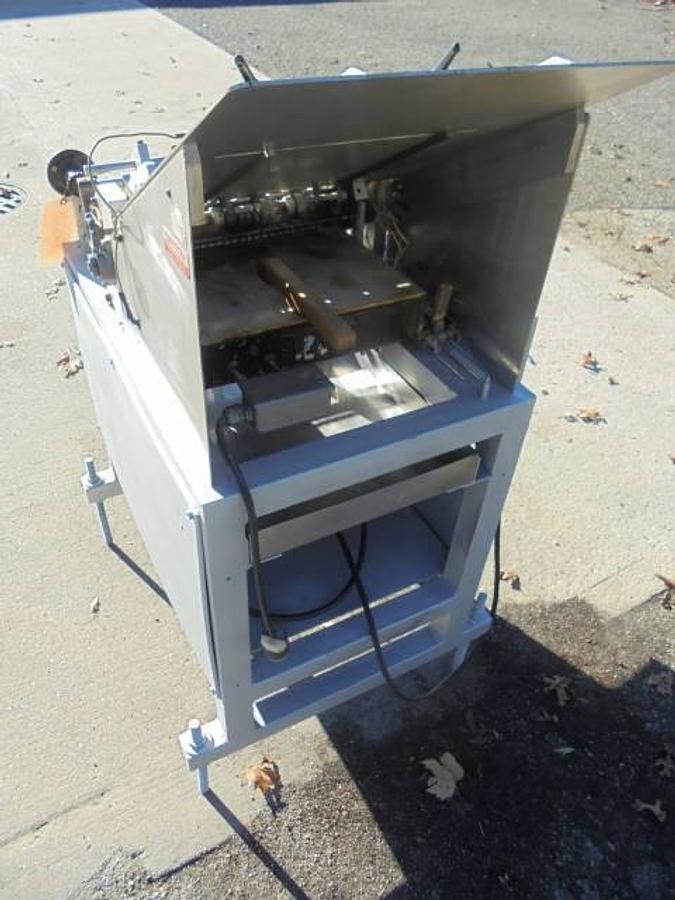 Used Labelette SGPW Semi-Automatic Glue Labeler