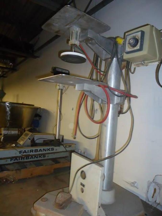 Used Pneumatic semi-automatic lid press