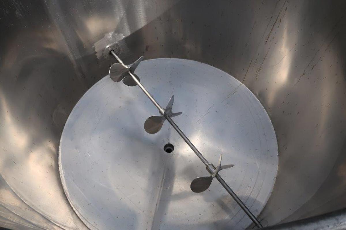 Used 500 Gallon Stainless Steel Vertical Mix Tank, Side Entering Triple Prop