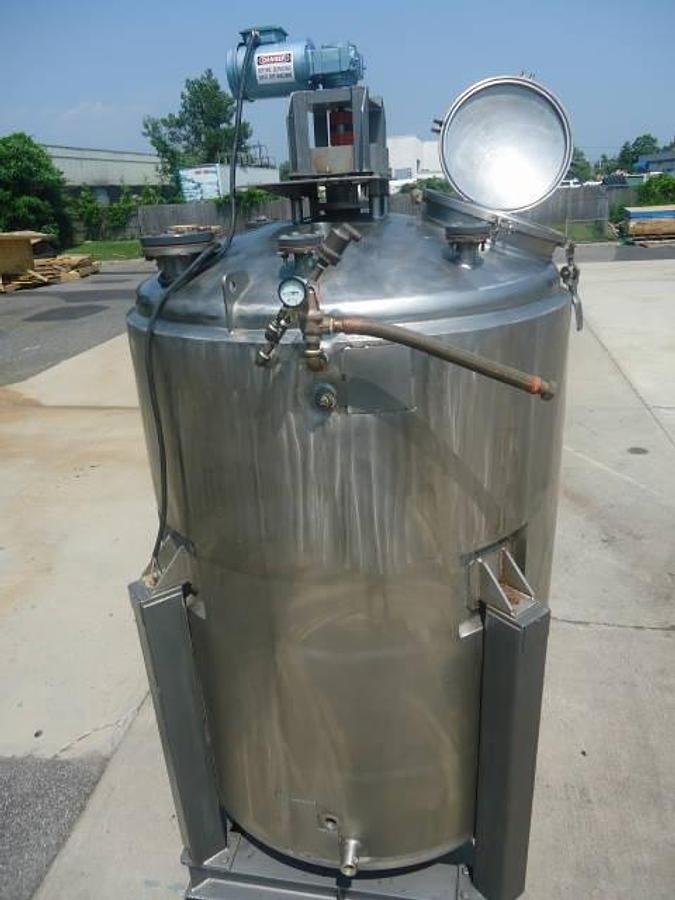 Used 1,000 Gallon Mueller Stainless Steel Closed Vertical Tank, 110  Psi Jacket