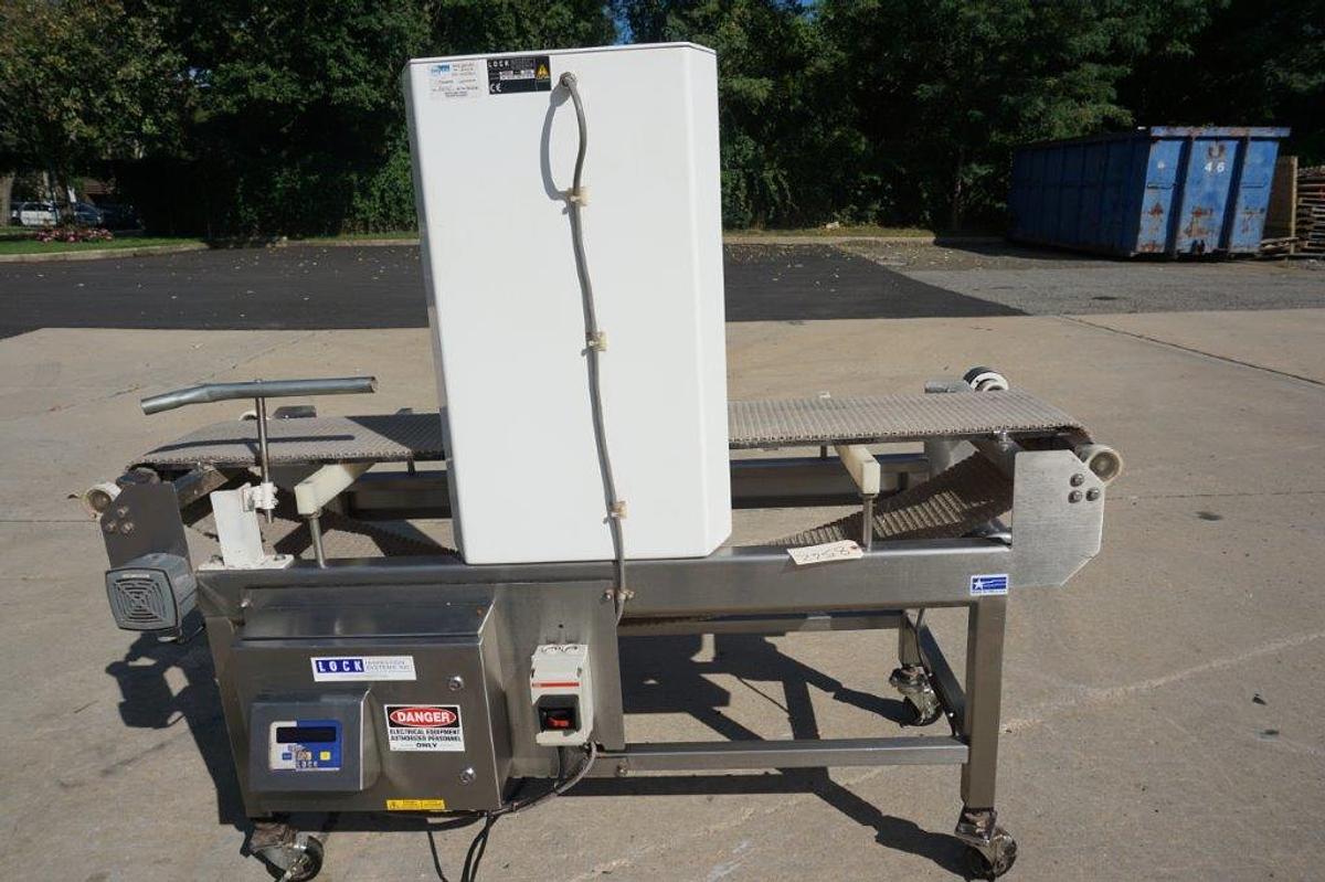 Used Lock MET30+ Metal Detector, 14 In. W X 15 In. H Aperture