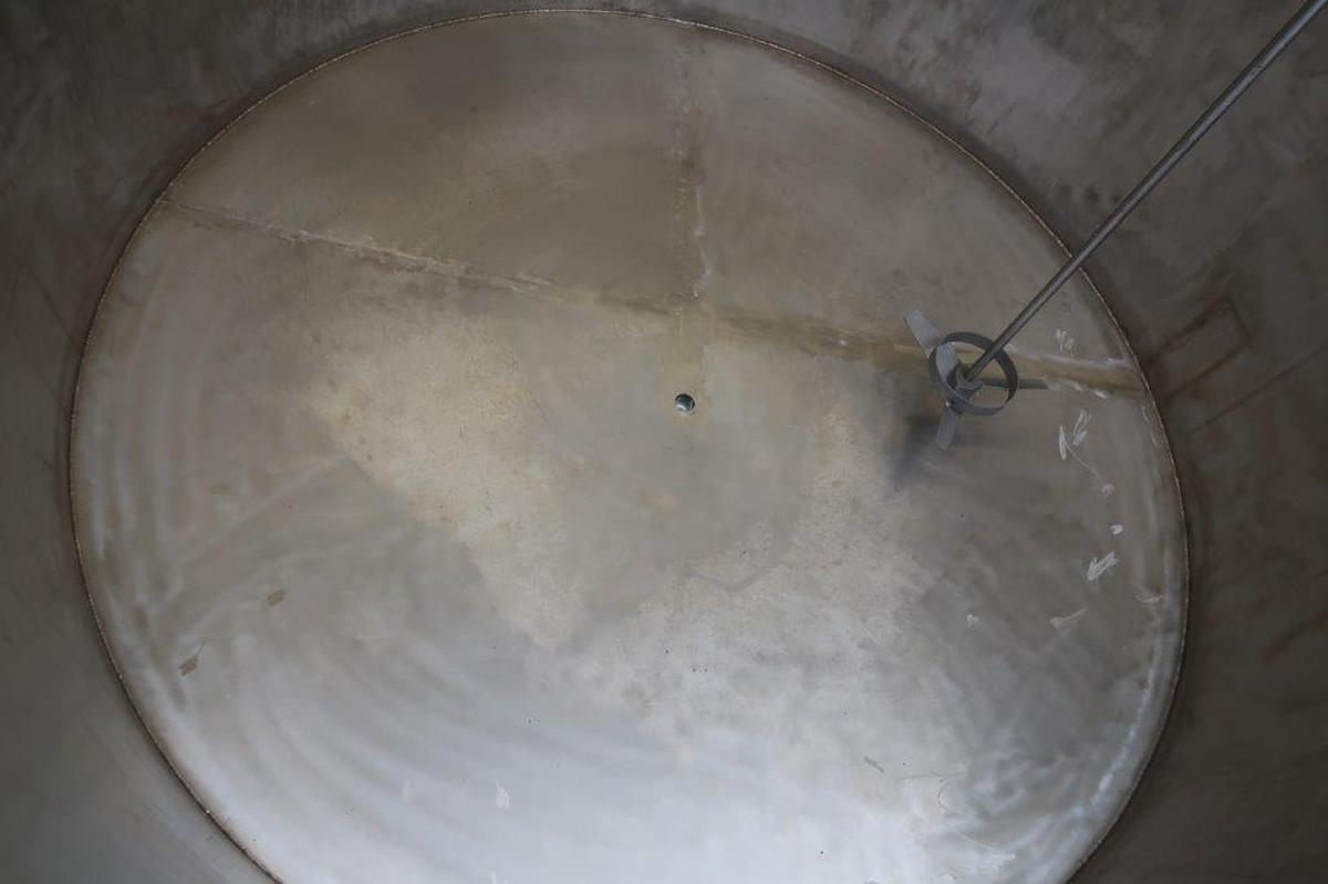 Used 1,000 Gallon Stainless Steel Vertical Mix Tank