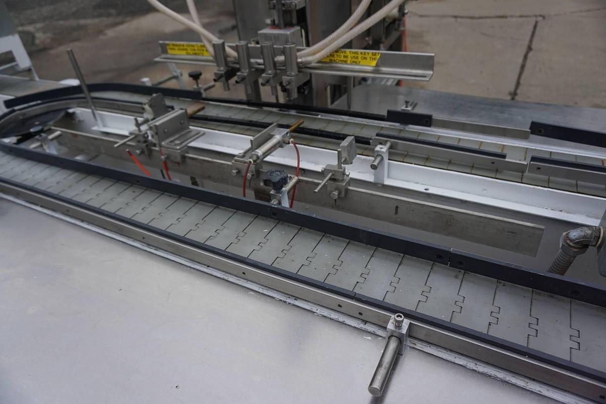 Used Filling Equipment Company Four Head Piston Filler with Carousel Conveyor
