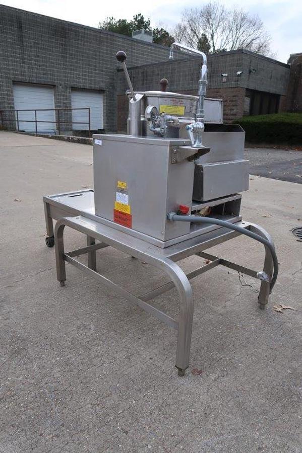 Used 5 Gallon Groen SS Self-Contained Gas-Fired Kettle