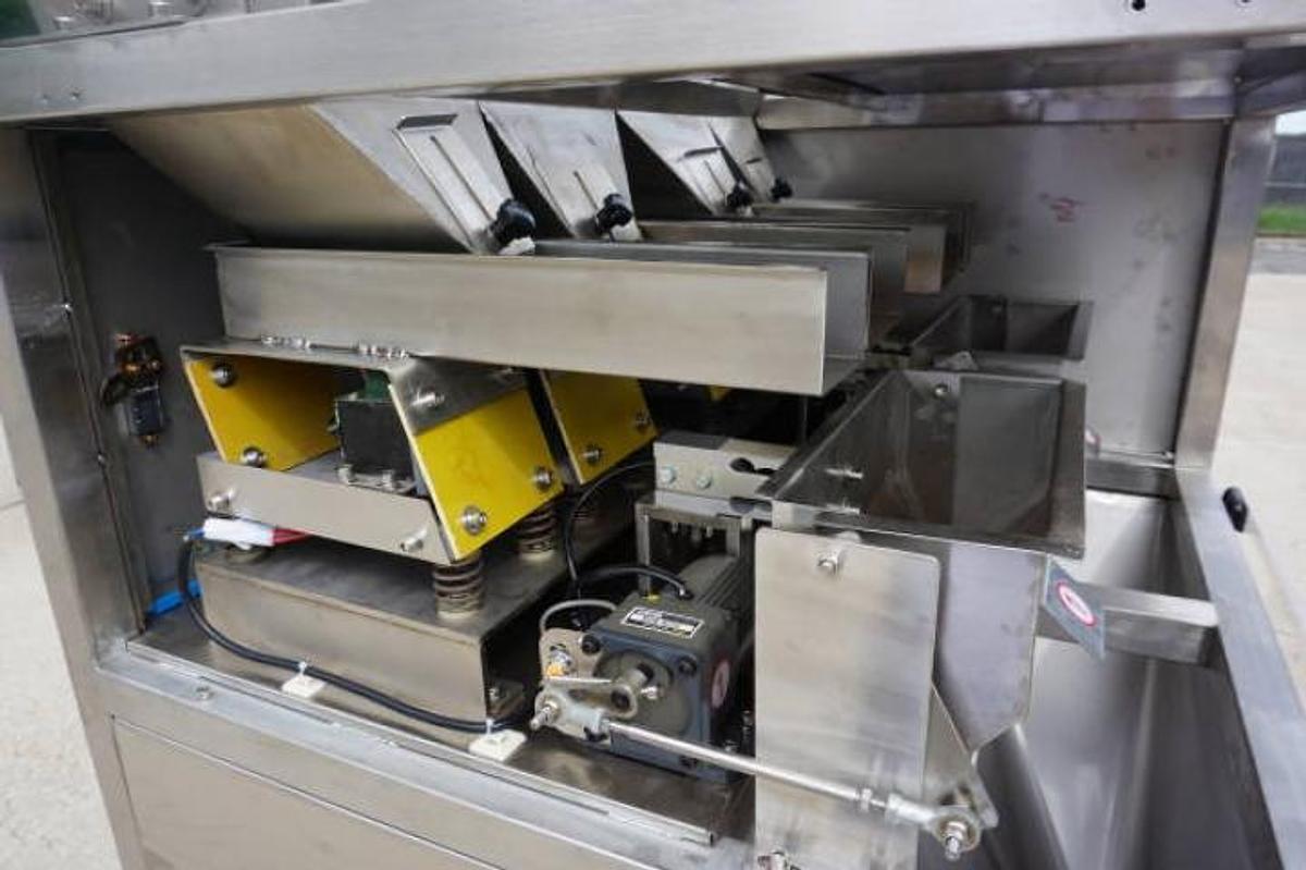 Used Cheese Puff Packaging Machine, Semi-Automatic