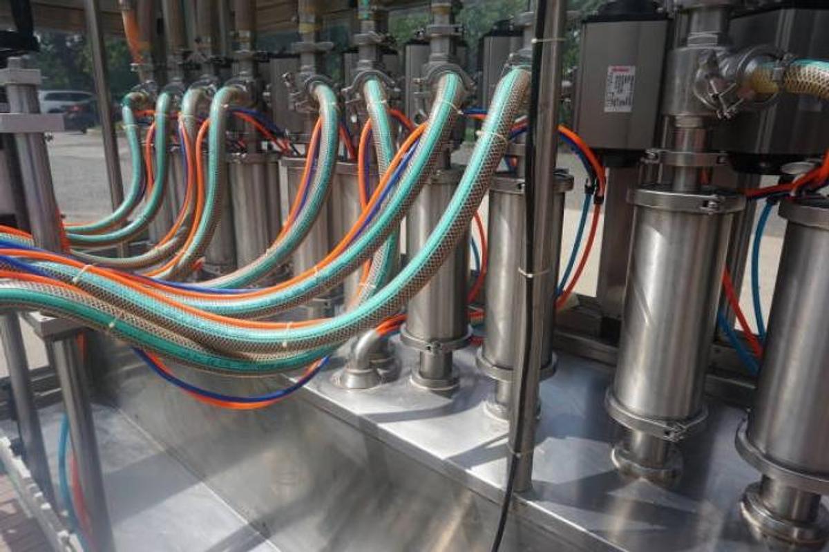 Used 16 Piston Inline Filling Machine, 40 Oz.