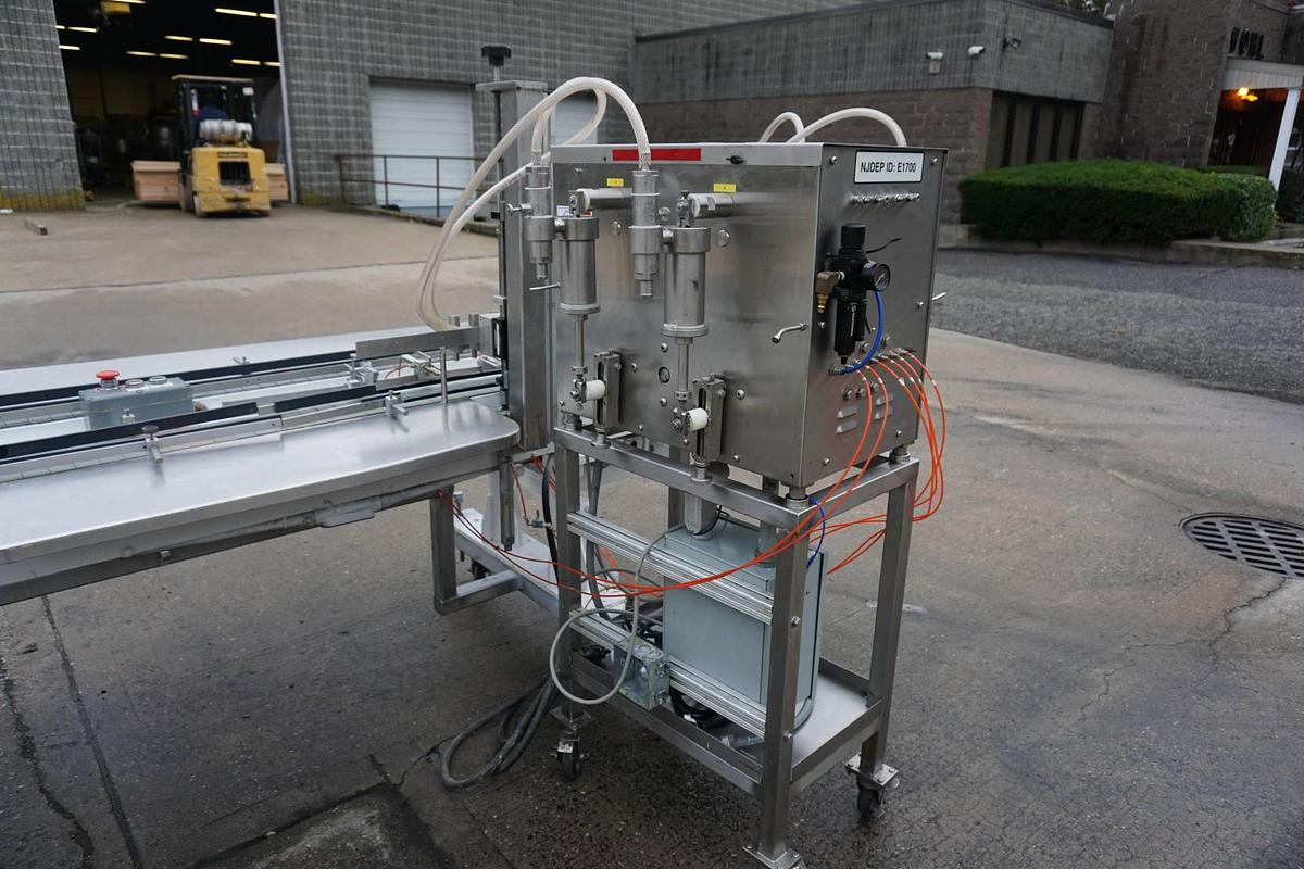 Used Filling Equipment Company Four Head Piston Filler with Carousel Conveyor