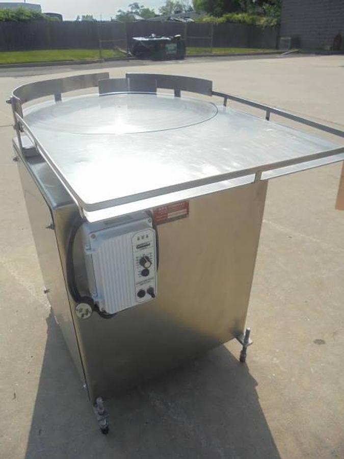 Used 24 In. Rotary Unscrambling/Accumulating Table, Variable Speed