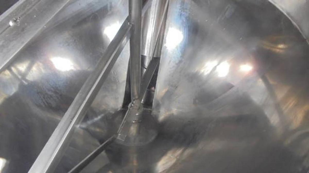 Used 5 Inch Dia. SS Inclined Screw Conveyor, Agitated Hopper