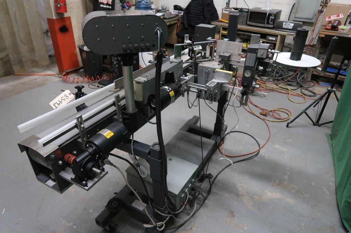 Used Universal R-320 Automatic Pressure Sensitive Labeling Machine, Portable