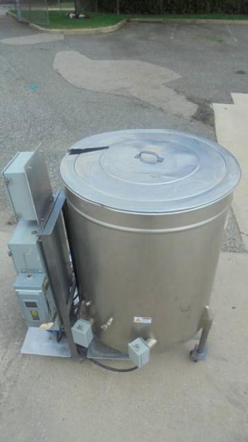 Used 226 Gallon Stainless Chocolate Melting Tank with Coils and Pumps