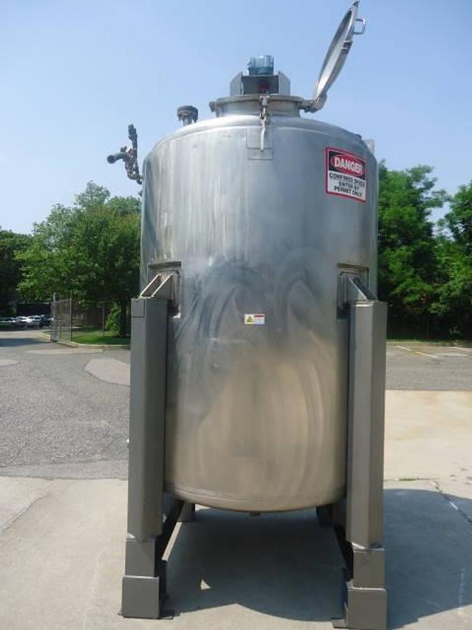 Used 1,000 Gallon Mueller Stainless Steel Closed Vertical Tank, 110 Psi Jacket
