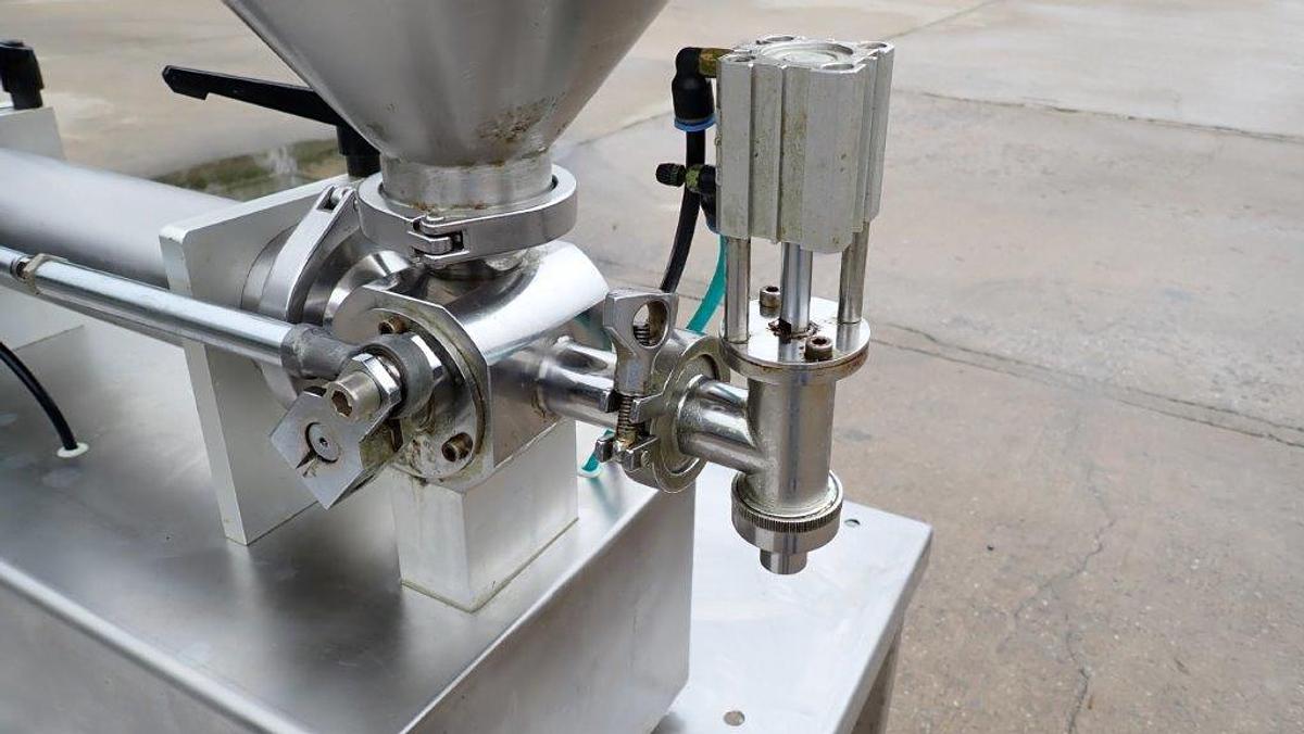 Used TG-1000 Air Operated Single Piston Filler, Quart Piston