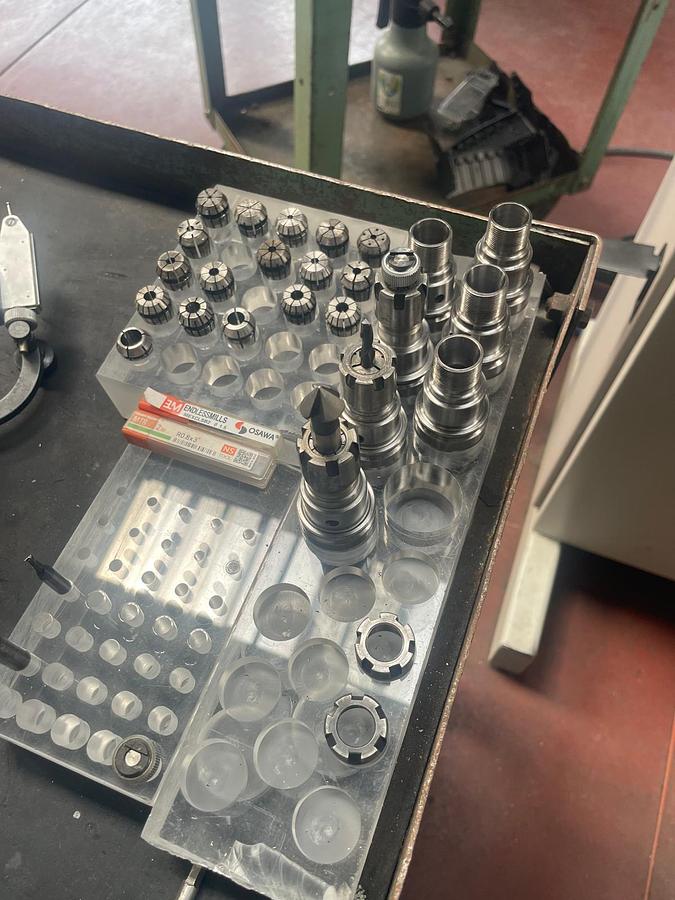 Used Centro di lavoro verticale 3 assi CNC PEAR EC43