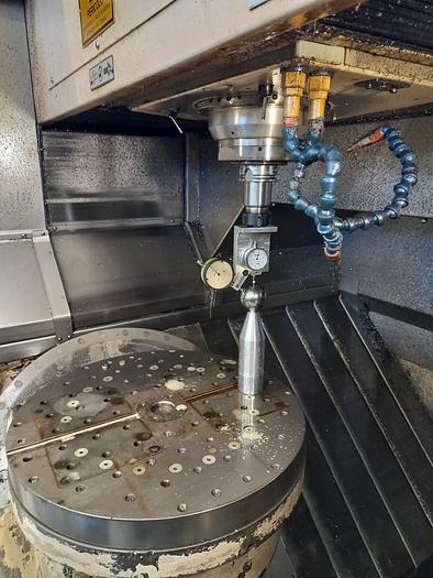 Usato CENTRO DI LAVORO VERTICALE 5 ASSI IN CONTINUO HURON K2X8F
