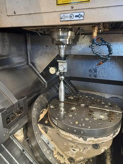 Usato CENTRO DI LAVORO VERTICALE 5 ASSI IN CONTINUO HURON K2X8F