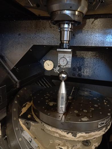 Usato CENTRO DI LAVORO VERTICALE 5 ASSI IN CONTINUO HURON K2X8F