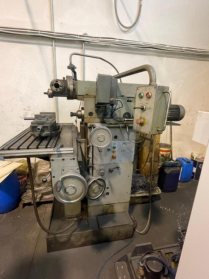 Used Fresatrice tradizionale AVIA FOP 