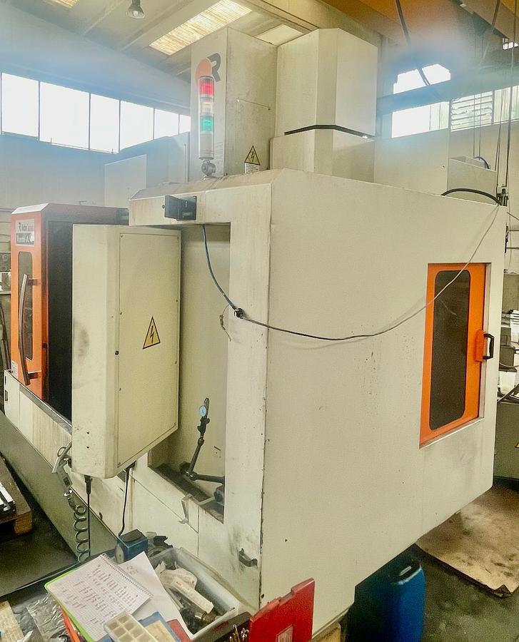 Used Centro di lavoro verticale VICTOR VCENTER A-110