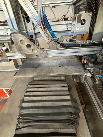 Usato PRESSA 12 TON FRATELLI MILANO MOD. MFI-EL-12TCNC-001