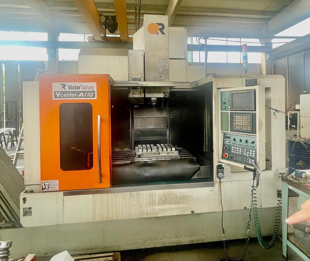 Used Centro di lavoro verticale VICTOR VCENTER A-110