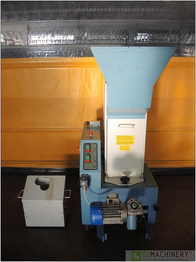 2001 SB PLASTICS MACHINERY GR3302/C